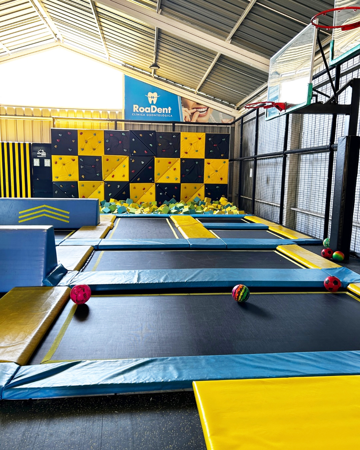 Familias saltando en trampolines